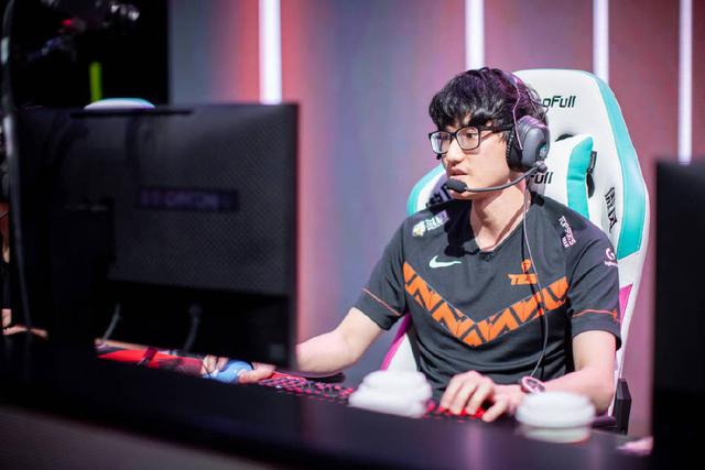 出色发挥引发热议！，Karsa在湖人比赛中晋级下一阶段再创辉煌时刻的简单介绍-开云注册入口